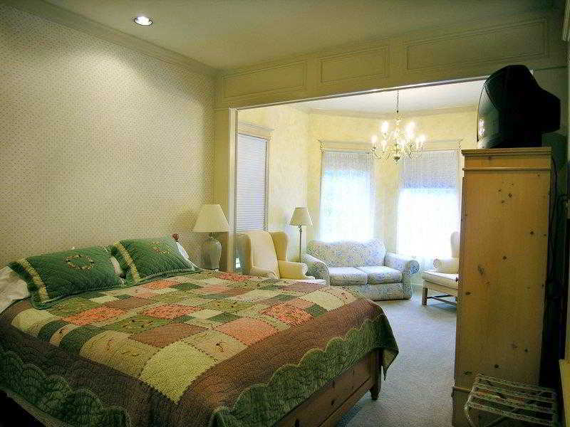 Best Western Grandma'S Feather Bed Mendenhaven Room photo